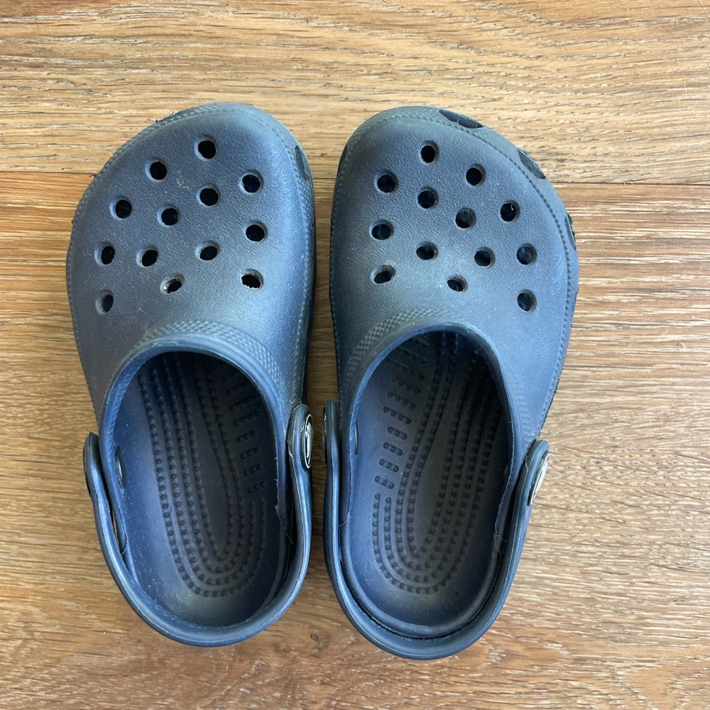 Crocs. Size 6/7 (fits more like a 5). Navy blue. Great condition!